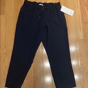 Navy Lululemon On the Fly Crop Woven Pants Size 6